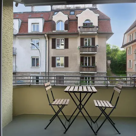 Modern Centre Flat With Balcony شقة
